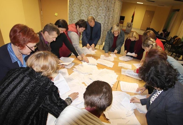 На избирательных участках Костюковичского района идет подсчет голосов
