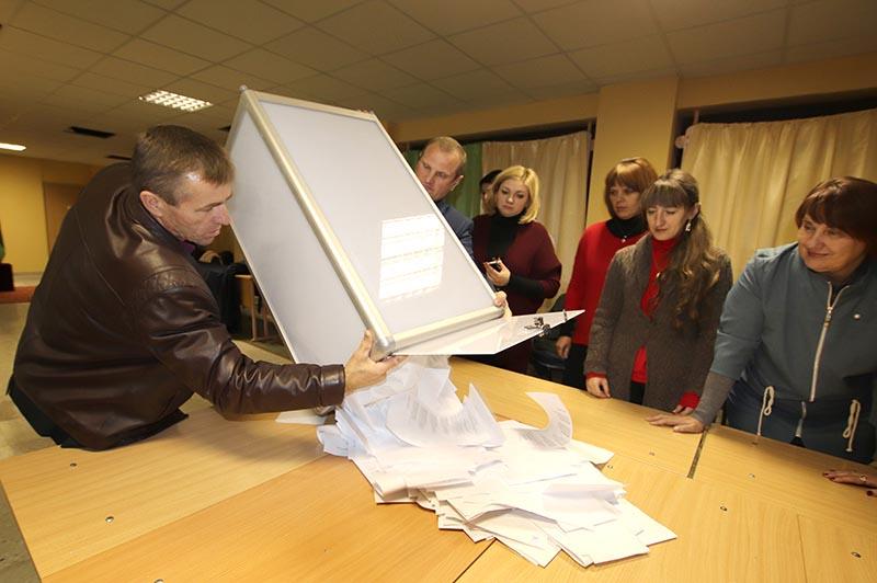 На избирательных участках Костюковичского района идет подсчет голосов