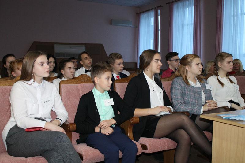 Телемост между Афинами и Костюковичами: подростковый парламент определяет серьезные задачи