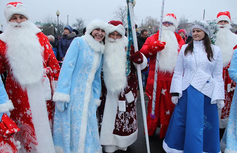 Волшебство окутало город Костюковичи во время шествия Дедов Морозов (+ фото)