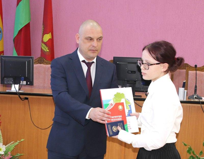 Самые талантливые представители молодежи города Костюковичи в торжественной обстановке получили паспорта