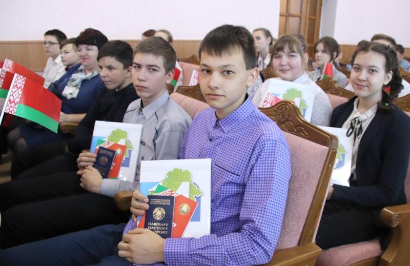 Самые талантливые представители молодежи города Костюковичи в торжественной обстановке получили паспорта