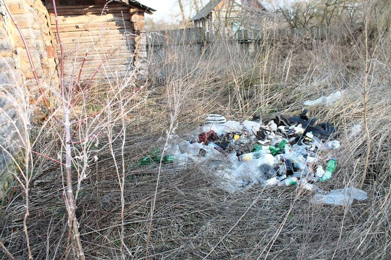 Жители улицы Коммунарской превратили старый заброшенный дом в хранилище бытовых отходов