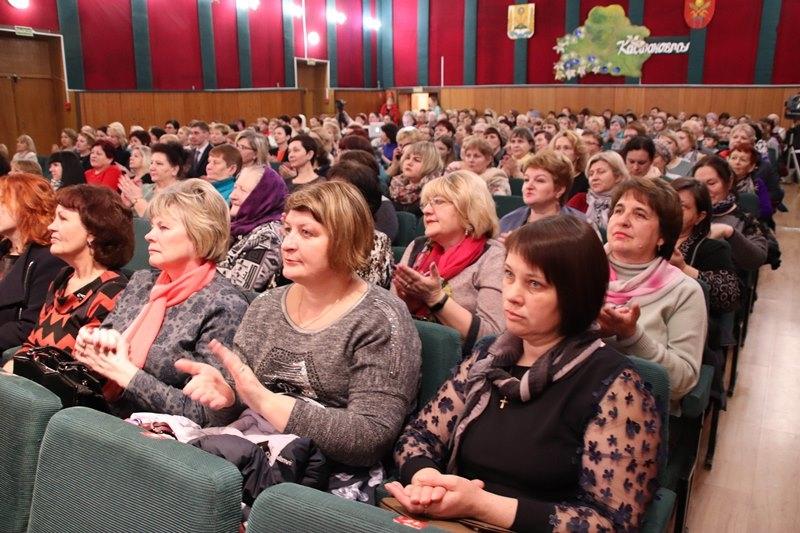 Волшебство Международного женского дня ощутила прекрасная половина Костюковщины на праздничном концерте