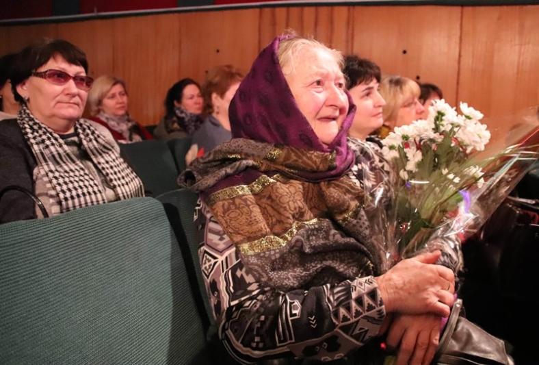 Волшебство Международного женского дня ощутила прекрасная половина Костюковщины на праздничном концерте