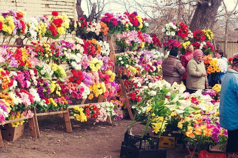 Почему на Радуницу не стоит нести на кладбище искусственные цветы