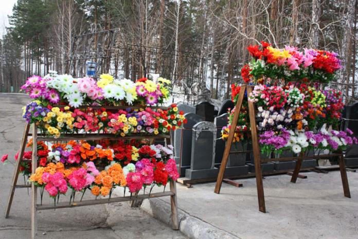 Букеты из искусственных цветов на кладбище: подборка картинок