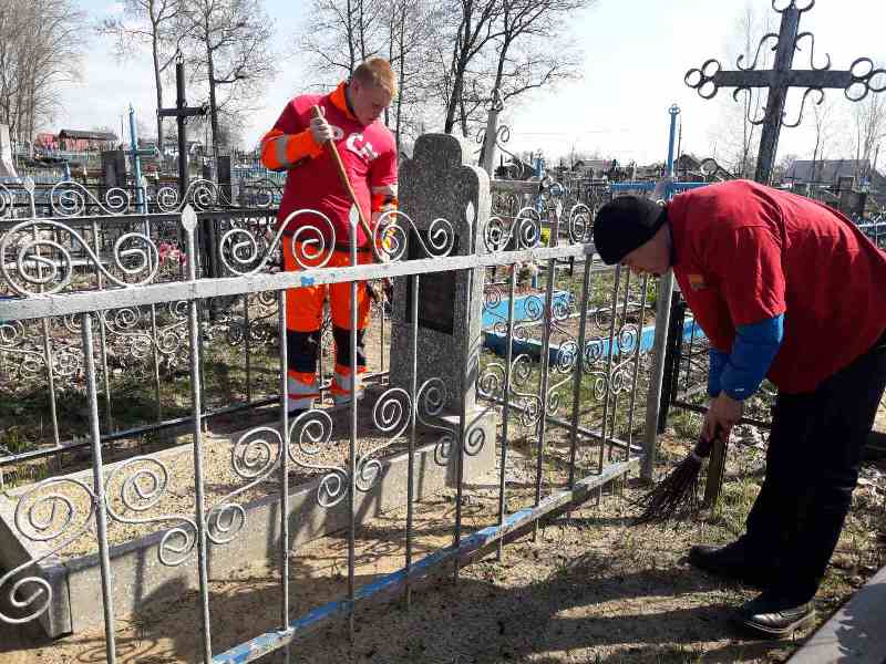 Члены БРСМ навели порядок в местах воинских захоронений в Костюковичах