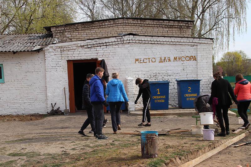 Памятная аллея из 75 лип была высажена в Костюковичах на республиканском субботнике