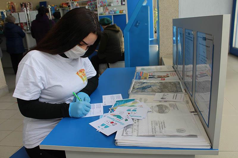Активисты БРСМ отправили 16 открыток медикам Костюковичского района