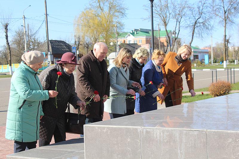 В Костюковичах возложили цветы к памятнику В. И. Ленина