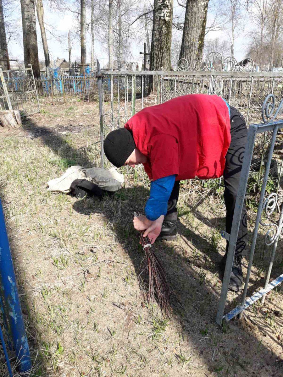 Члены БРСМ навели порядок в местах воинских захоронений в Костюковичах