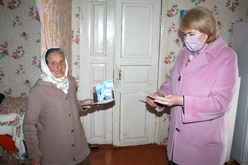 Александр Горбачевский вручил ветеранам поздравительные конверты от Президента Республики Беларусь