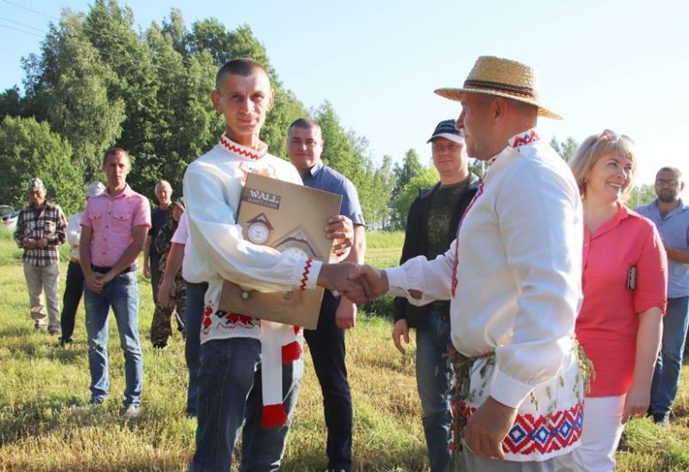 Районный конкурс ручной косьбы прошел в Костюковичском районе (+ фото)
