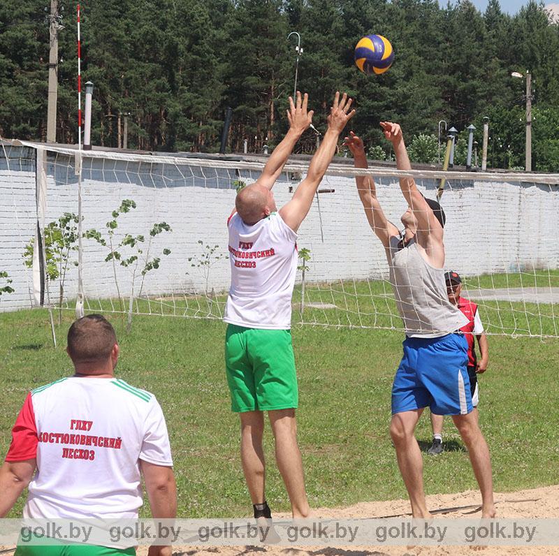 В Костюковичах трудовые коллективы сыграли в пляжный волейбол