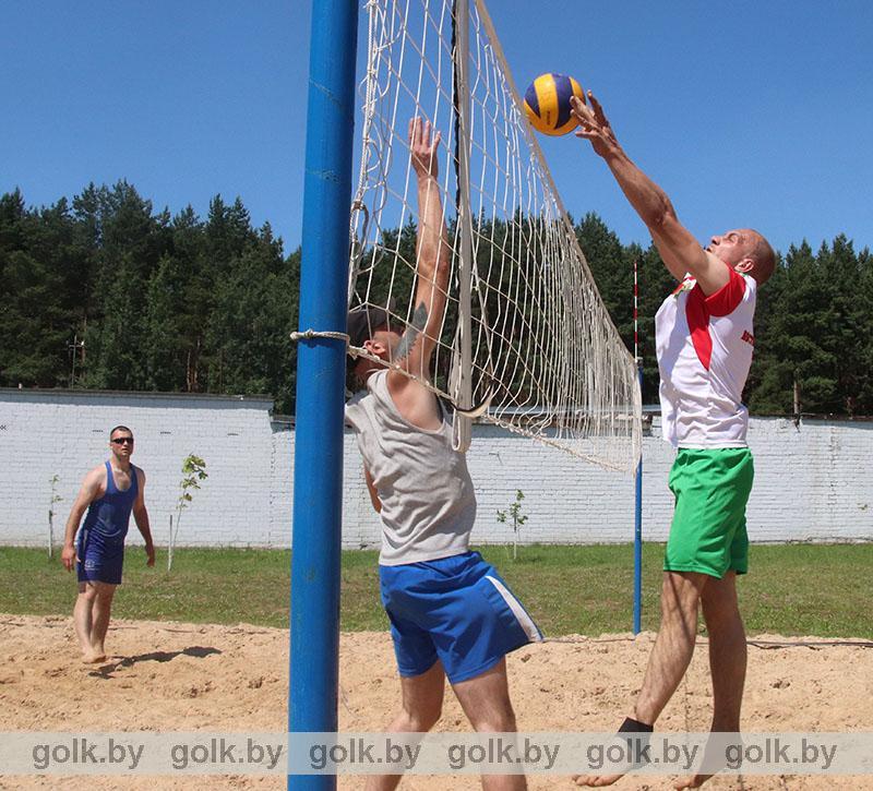 В Костюковичах трудовые коллективы сыграли в пляжный волейбол
