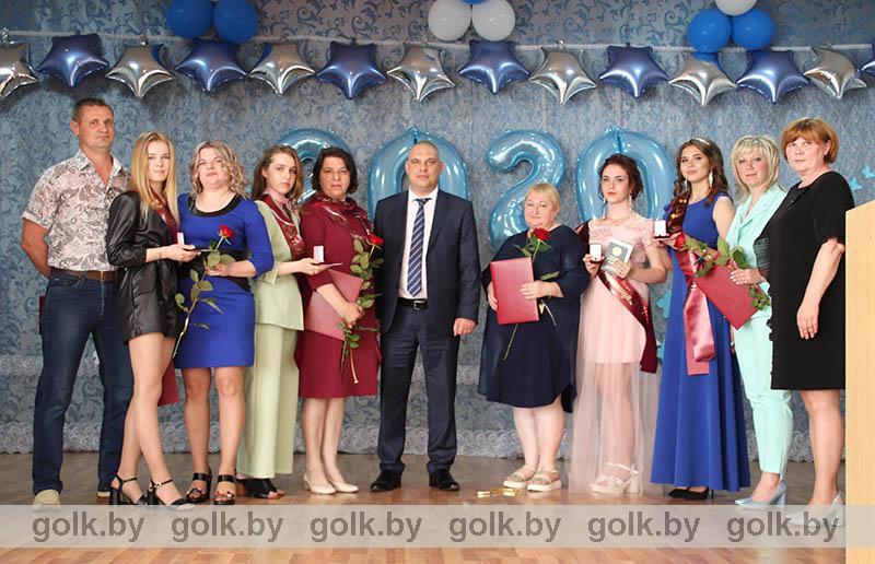 Фоторепортаж: Выпускники Костюковичского района получили аттестаты и медали