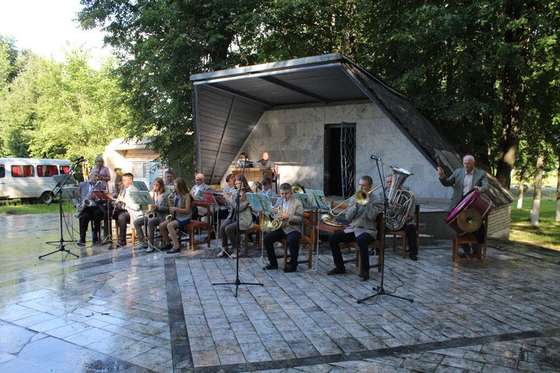 В Костюковичах образцовый духовой оркестр подарил горожанам концерт