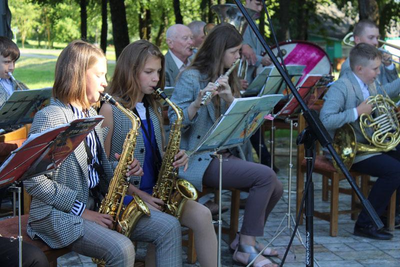 В Костюковичах образцовый духовой оркестр подарил горожанам концерт