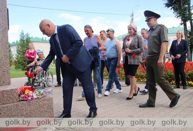 Возложение цветов на Аллее Героев в Костюковичах в честь 90-летия ВДВ (фото)