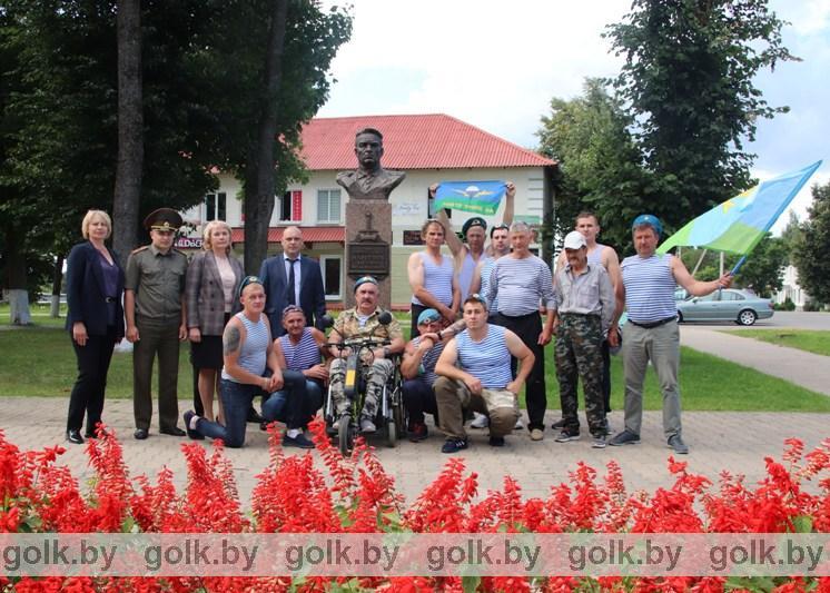 Возложение цветов на Аллее Героев в Костюковичах в честь 90-летия ВДВ (фото)