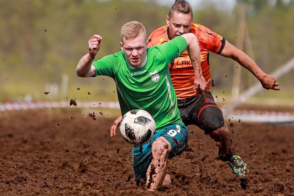Команды цементных заводов Могилевской области поборются за победу в республиканском турнире по торфяному футболу
