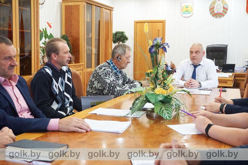 Глава района Александр Горбачевский провел прием граждан в Костюковичском райисполкоме