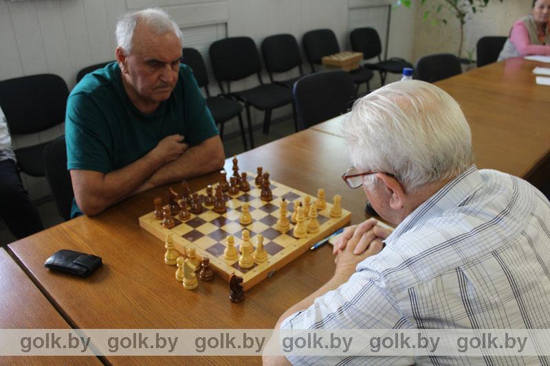Шахматно-шашечный турнир прошел среди ветеранов в Костюковичах