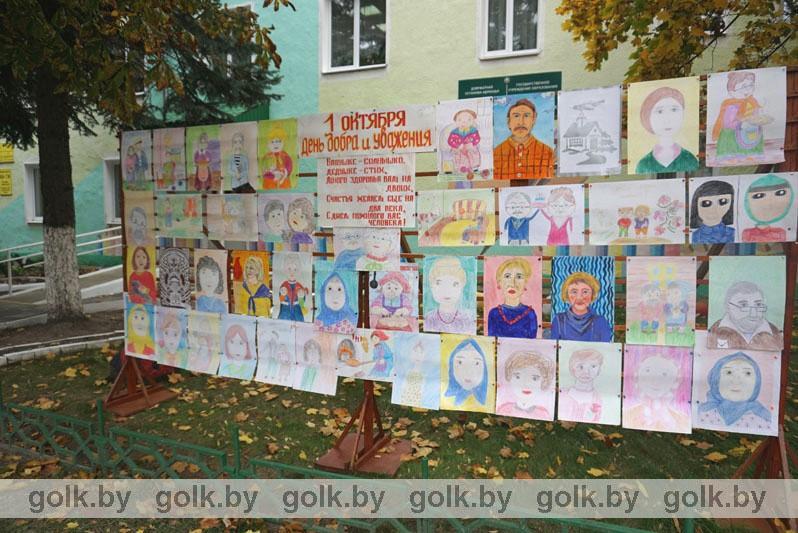 Костюковичская детская школа изобразительных искусств организовала выставку ко Дню пожилого человека