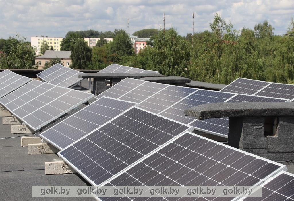 Фотоэлектрическая система с солнечными панелями установлена на крыше гимназии в Костюковичах