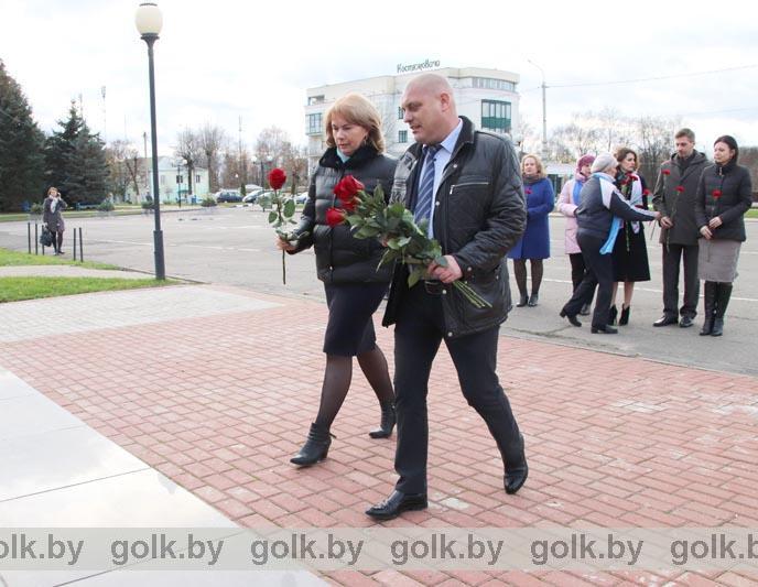 Накануне Октябрьской революции в Костюковичах возложили цветы к памятнику Ленина