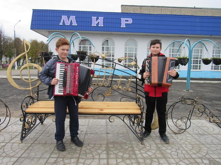 В соседнем Хотимске появился новый арт-объект — музыкальная скамья