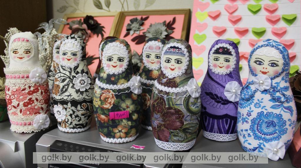 В Костюковичах инвалиды и пожилые люди создают сувениры своими руками