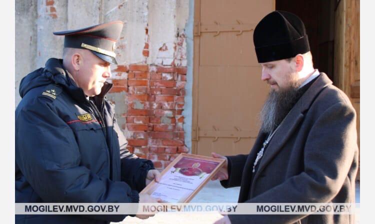 Настоятель храма поблагодарил сотрудников Костюковичской милиции