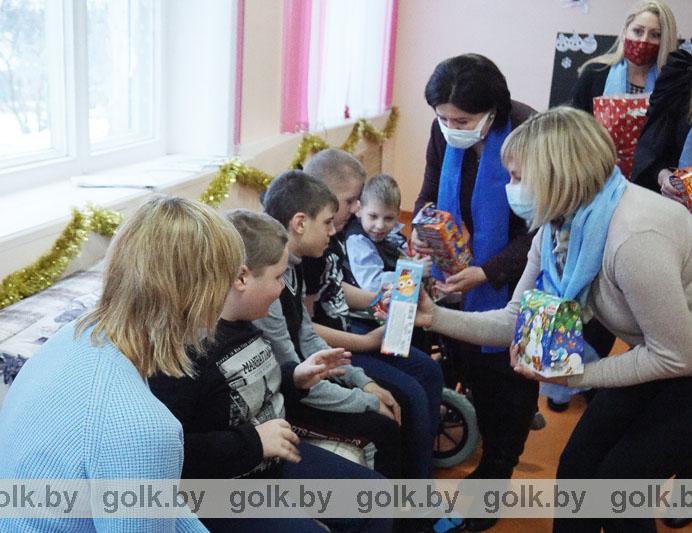 Белорусский союз женщин вручил подарки детям - инвалидам в Костюковичах