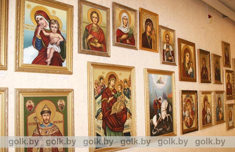 В Костюковичском краеведческом музее работает выставка живописи Ядвиги Сенько «Свет иконы»