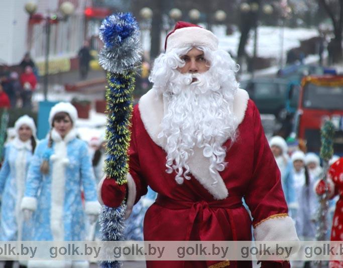 Праздничное шествие и зажжение огней на елке прошло в Костюковичах (фото)