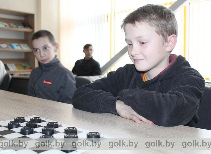 Черно-белый турнир: подростки сразились в соревнованиях по шашкам