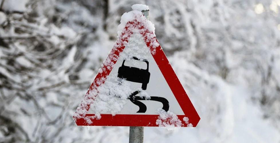 ГАИ предупреждает водителей об ухудшении погодных условий и гололедице в предстоящие большие выходные