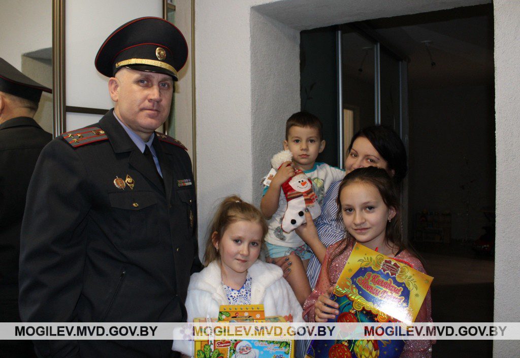 Наши дети: руководство Костюковичского РОВД поздравило многодетные семьи сотрудников