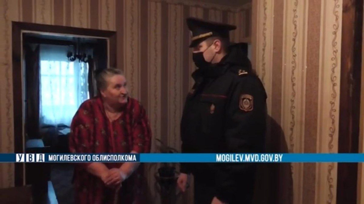 Пенсионерка из Костюковичей благодарит участкового за помощь в возврате долга