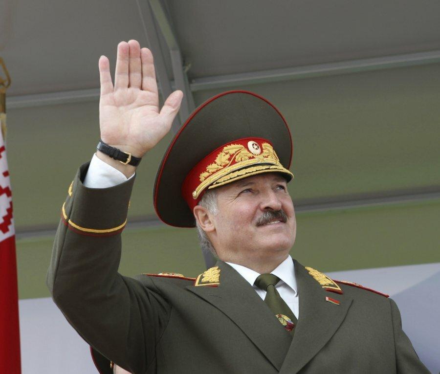 Лукашенко поздравил белорусов с Днем защитников Отечества