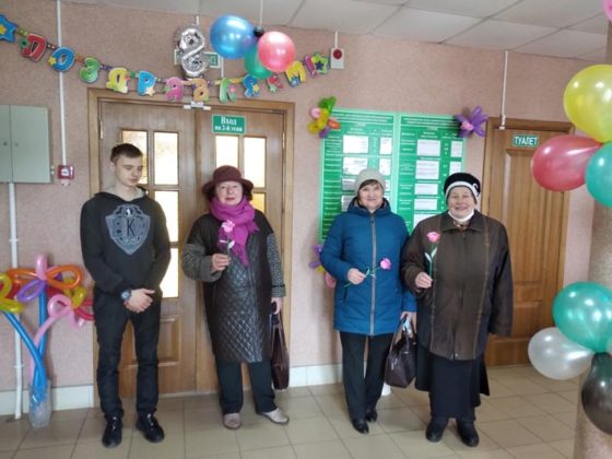 Накануне 8 марта в Костюковичском РЦСОН создали праздничную атмосферу