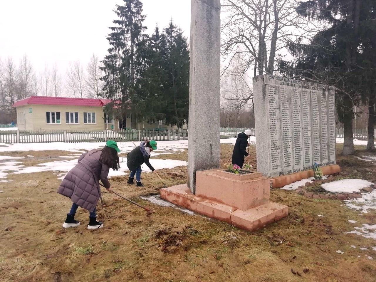 В Костюковичском районе школьники приняли участие в акции по благоустройству памятных мест