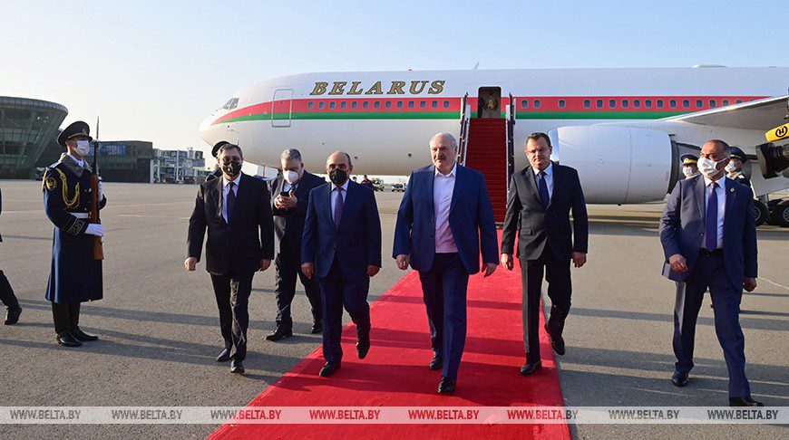 Лукашенко прилетел в Баку. Президенты Беларуси и Азербайджана провели неформальную встречу