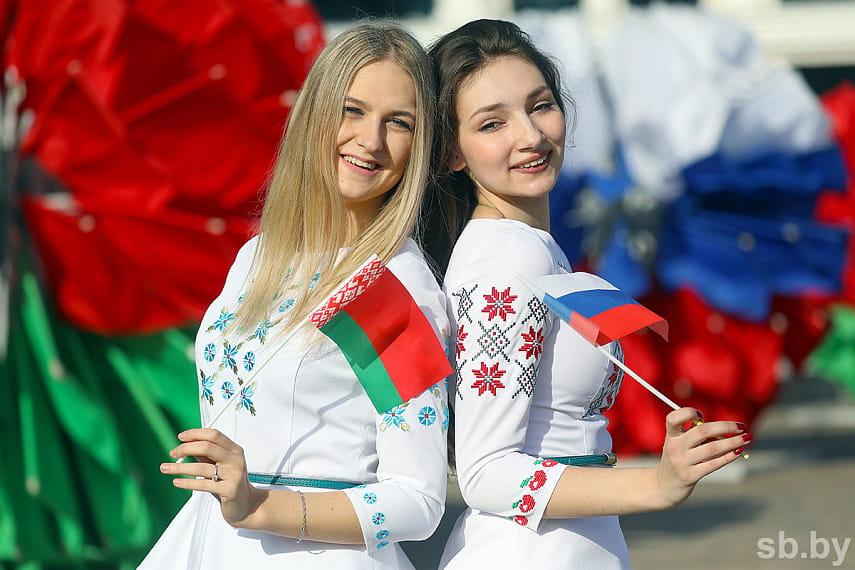 Лукашенко поздравил белорусов и россиян с Днем единения
