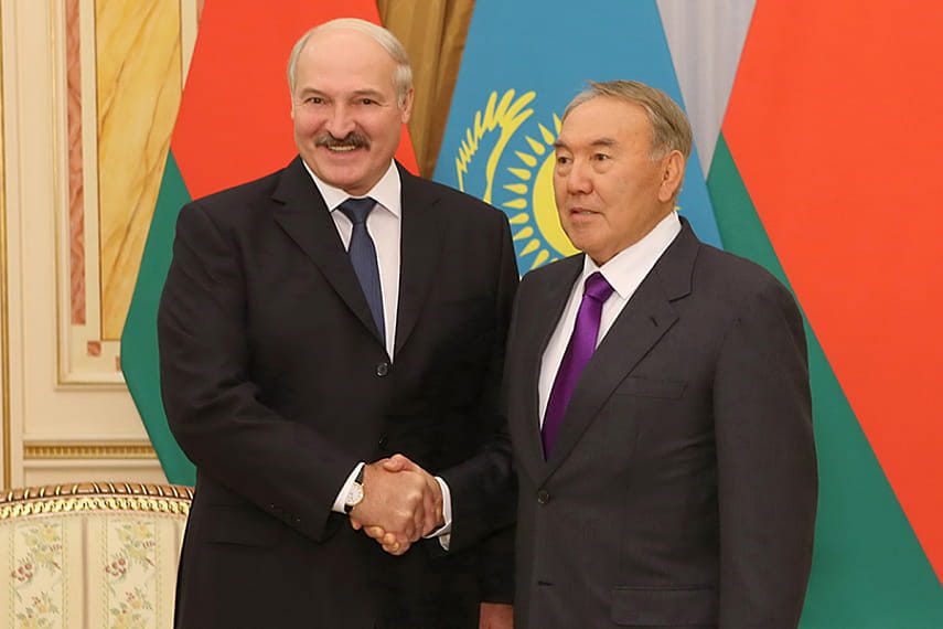 Назарбаев пригласил Лукашенко в Казахстан