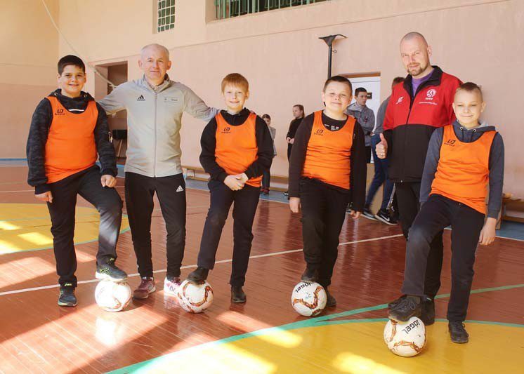 Белорусская федерация футбола подарила Новосамотевичской школе спортивный инвентарь
