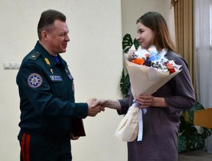 Благодарность министра МЧС за спасение человека на пожаре вручена Рите Шестопаловой