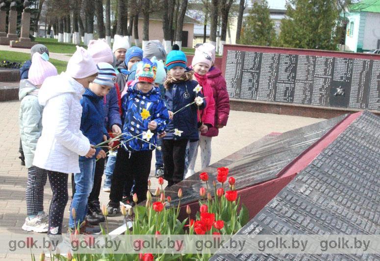 Аллею Героев посетили воспитанники «Ясли-сад № 2 «Солнышко г. Костюковичи»